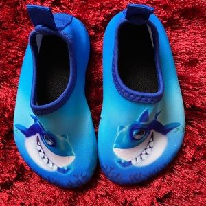 super comfortable pool beach shoes size 6M